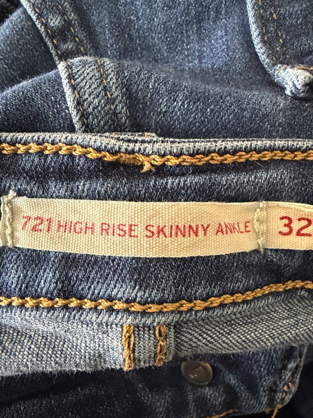 Levi's Women's high rise Skinny Jeans in Medium Blue Wash Denim Size 32 - Picture 8 of 8